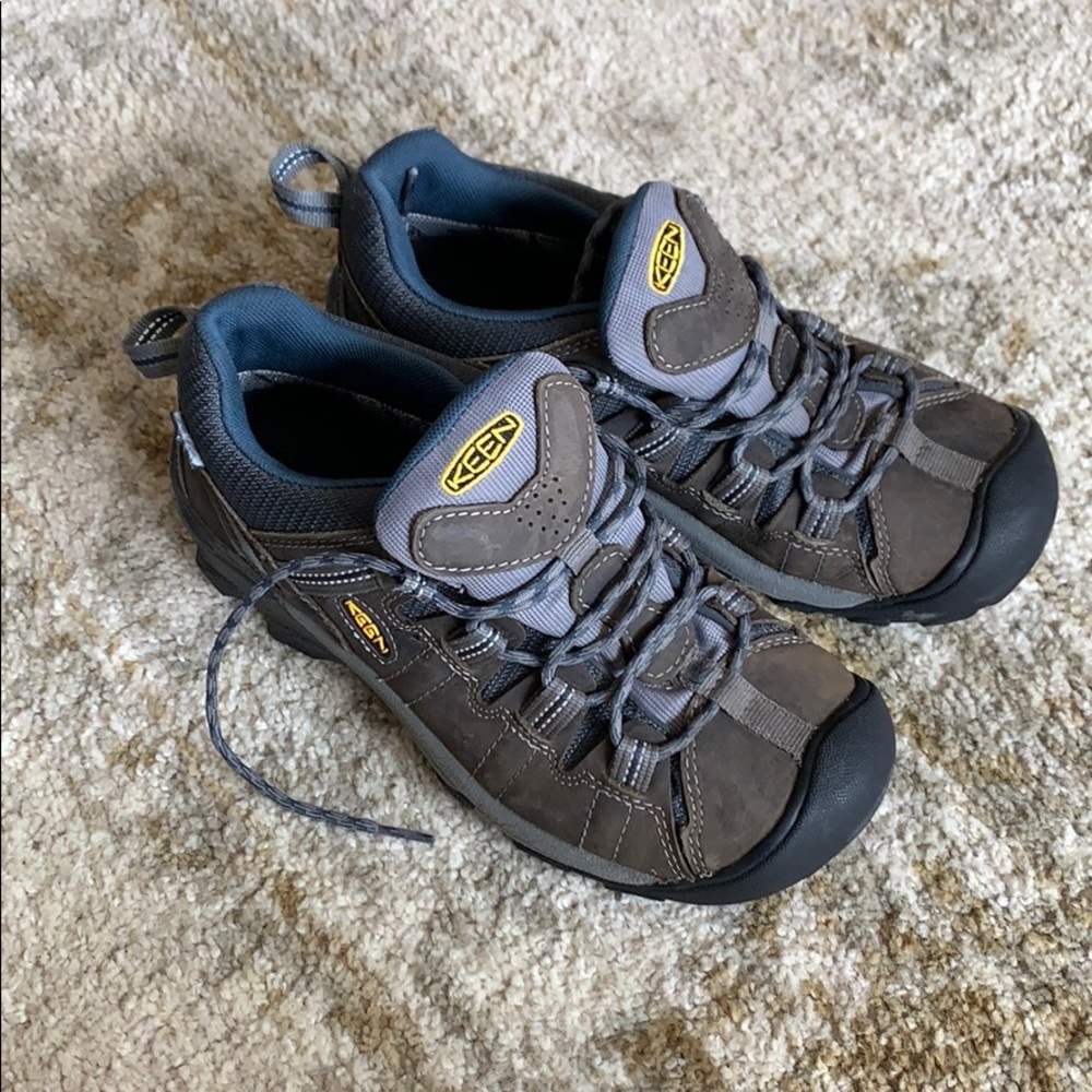 KEEN waterproof shoes - Size 7 Men’s Big Boy